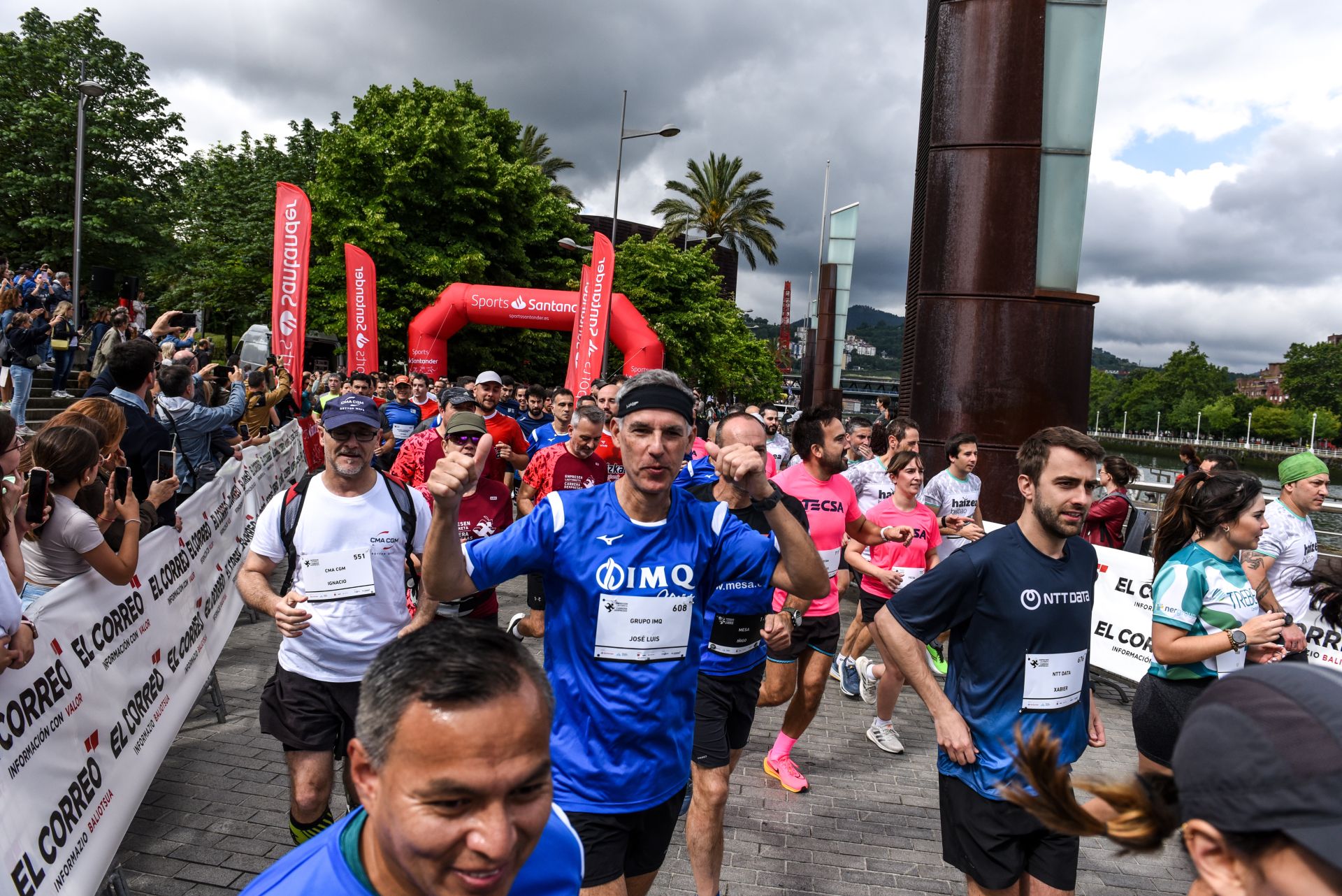 Búscate en las fotografías de la Carrera de Empresas