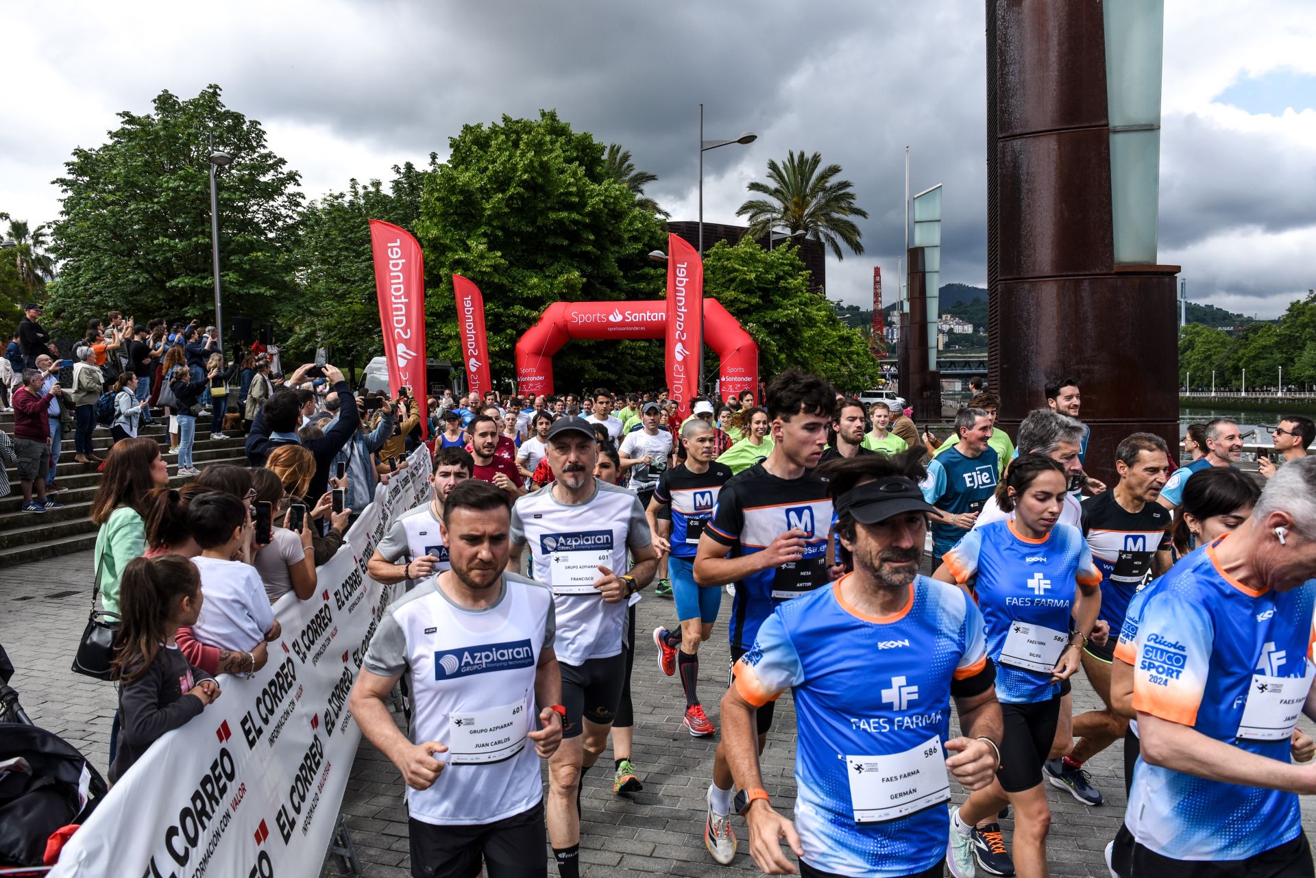 Búscate en las fotografías de la Carrera de Empresas
