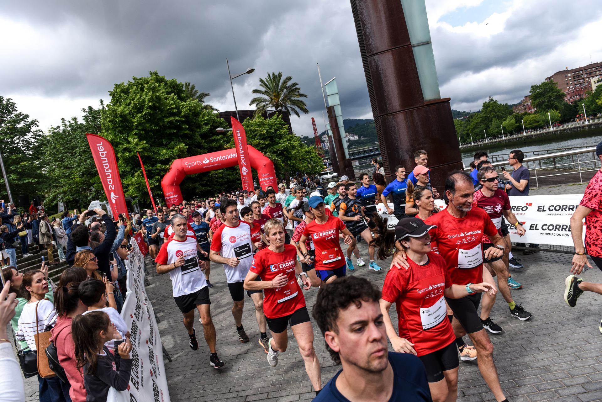 Búscate en las fotografías de la Carrera de Empresas