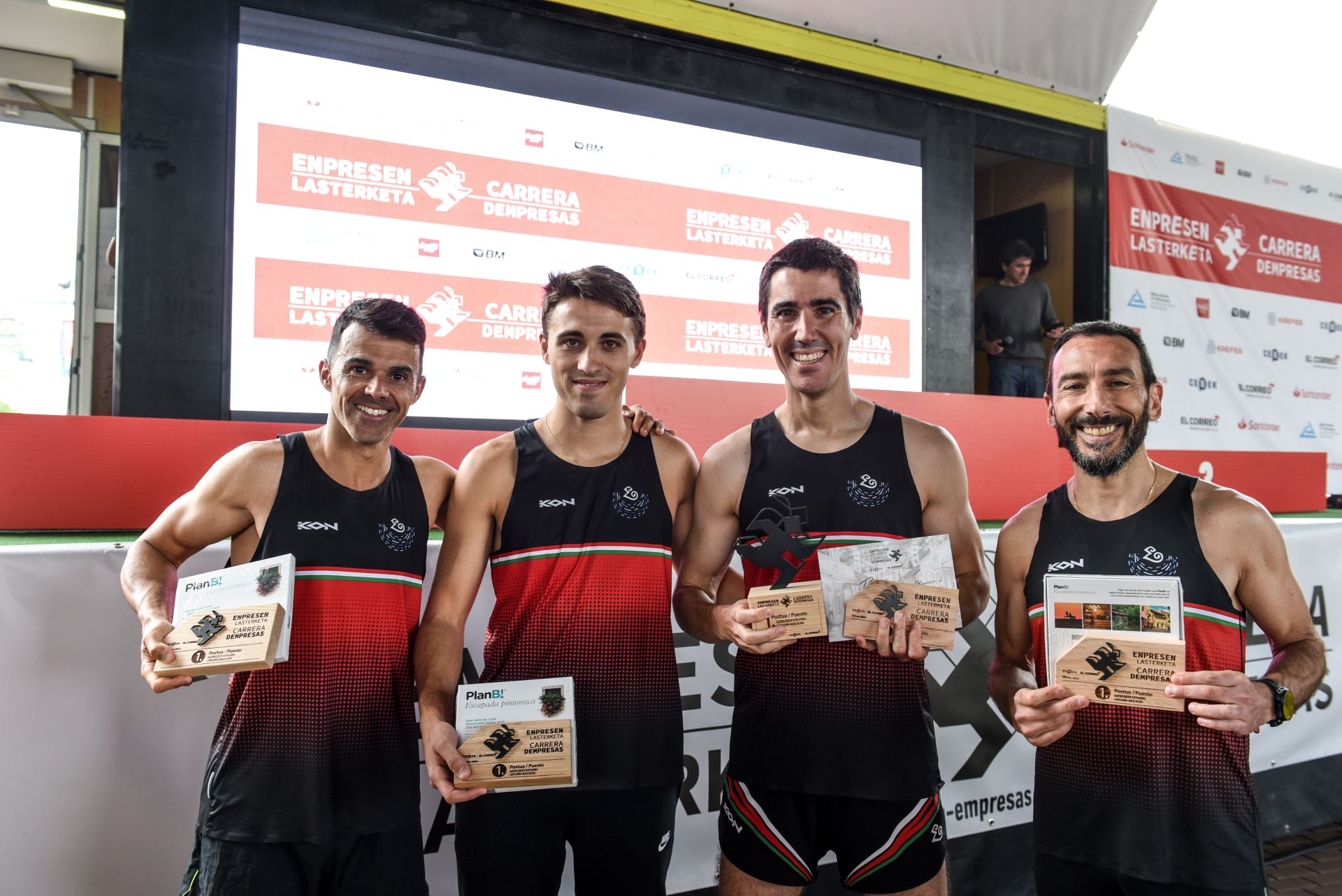 Búscate en las fotografías de la Carrera de Empresas