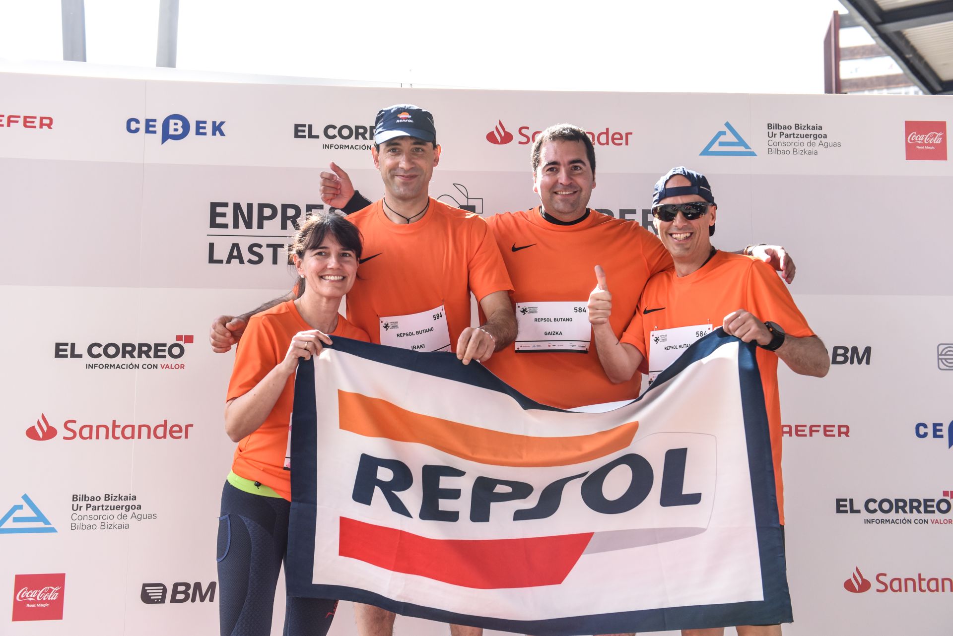 Búscate en las fotografías de la Carrera de Empresas