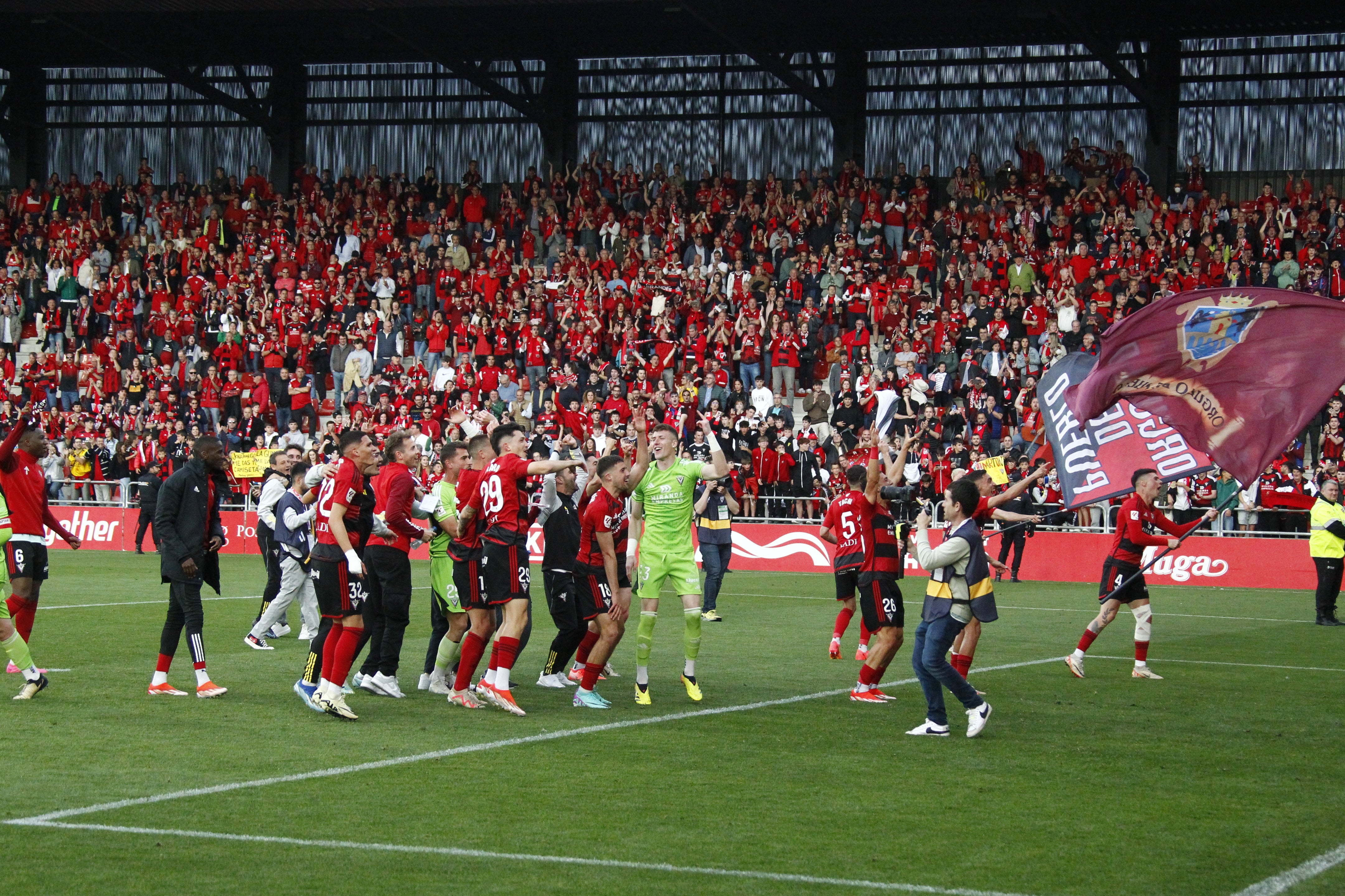 Explosión de alegría para la plantilla y la grada de Anduva.