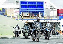 Motoristas desembarcan en Zierbena tras una travesía de 26 horas desde el puerto irlandés de Rosslare.