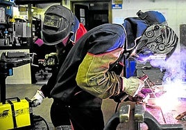 Alumnos del CF Otxarkoaga, con 1.500 estudiantes, trabajan en uno de los talleres de soldadura.