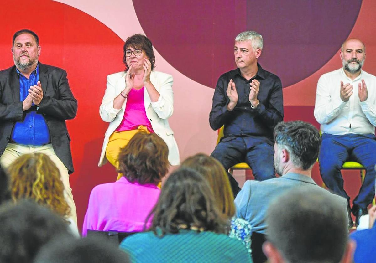 Oskar Matute, con los dirigentes de ERC Oriol Junqueras y Diana Riba y Néstor Rego, del BNG.