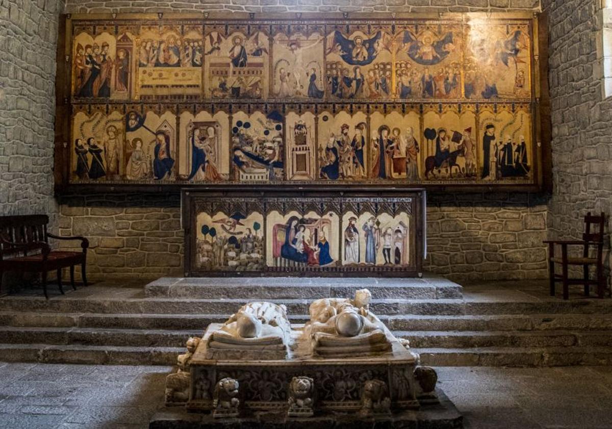 Imagen principal - (Arraba) La capilla funeraria de los Ayala, en Quejana, que cuenta con una réplica del retablo gótico que está en Chicago. Y (abajo) detalles de los manuscritos iluminados con los que cuenta la Biblia de Quejana.