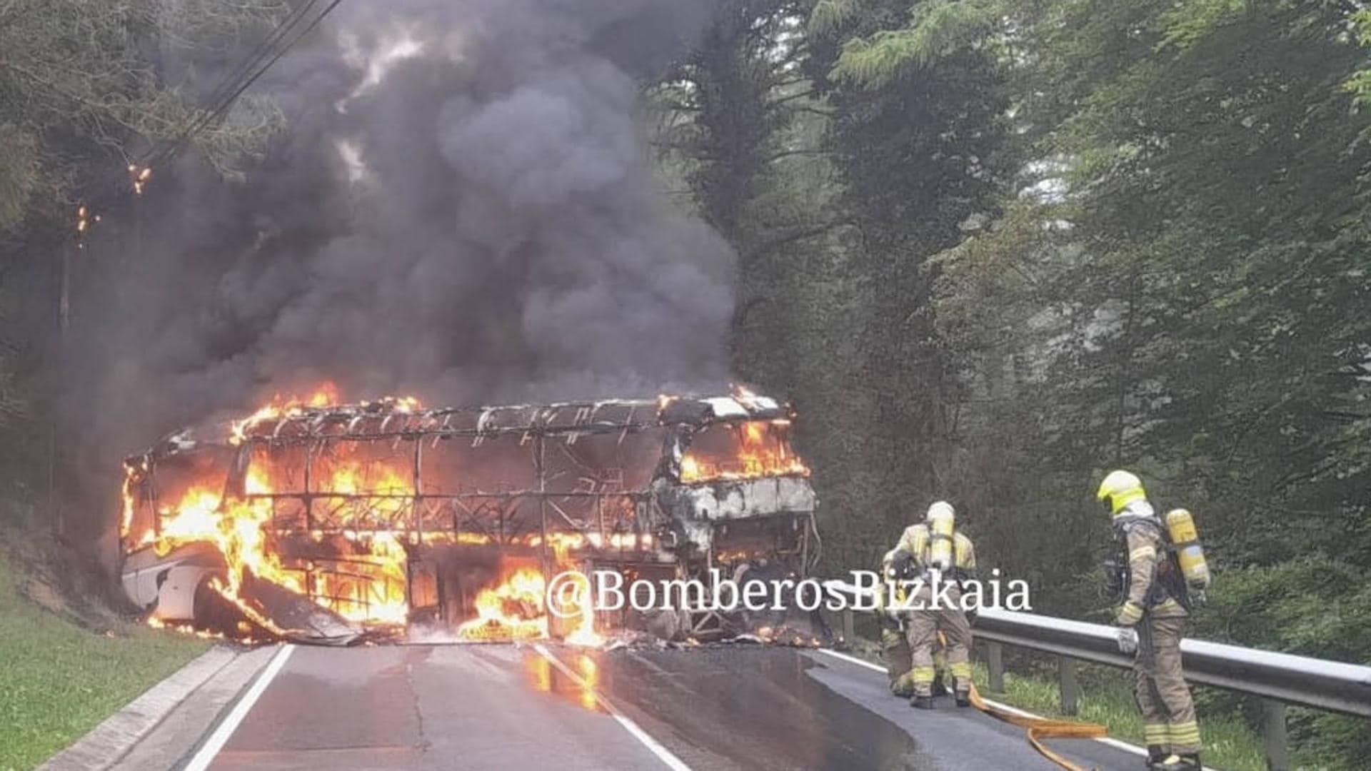 El incendio de un autobús de escolares obliga a cortar la BI-623 a la  altura de Urkiola | El Correo