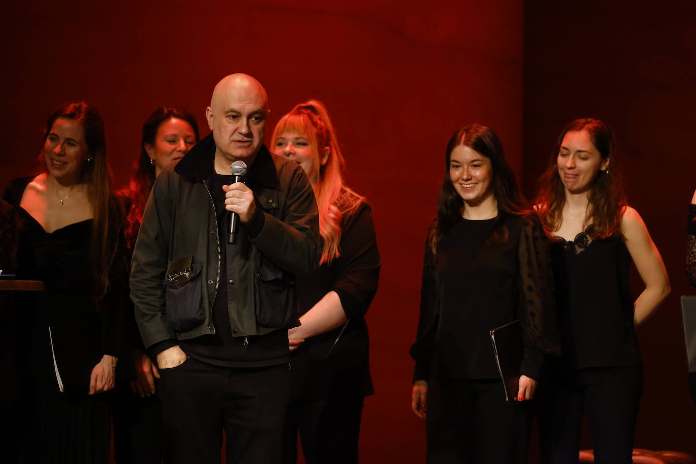 Calixto Bieito en la presentación de la nueva temporada del Arriaga con las cantantes que ofrecieron un fragmento de la zarzuela de Guridi.