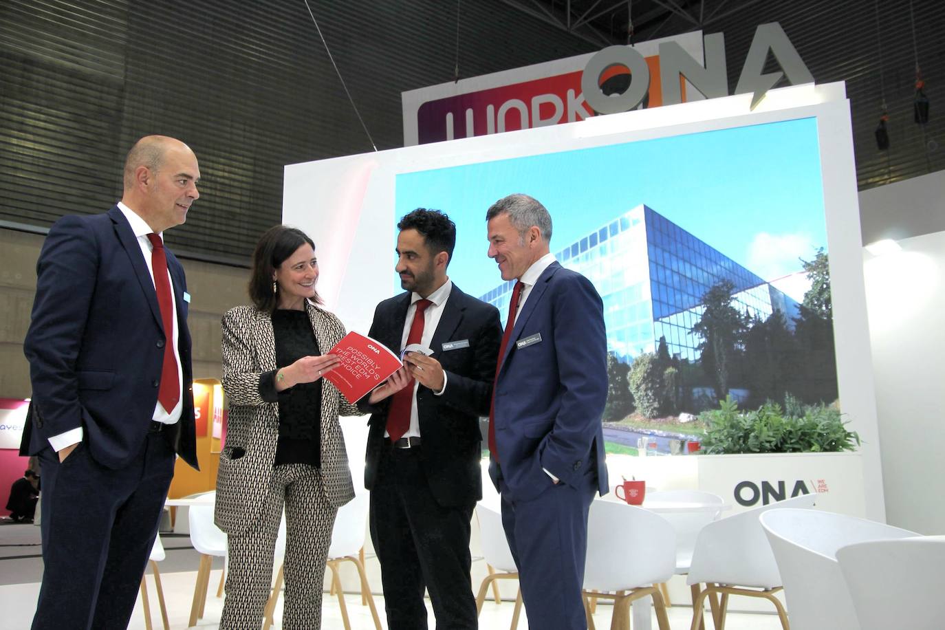 La alcaldesa, Mireia Elkoroibe, visitó el stand de la empresa ONA.