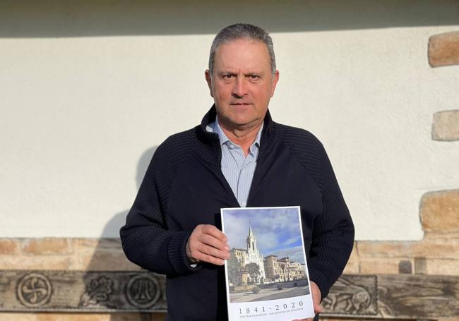 El historiador Juan Antonio Carballo posa con el libro