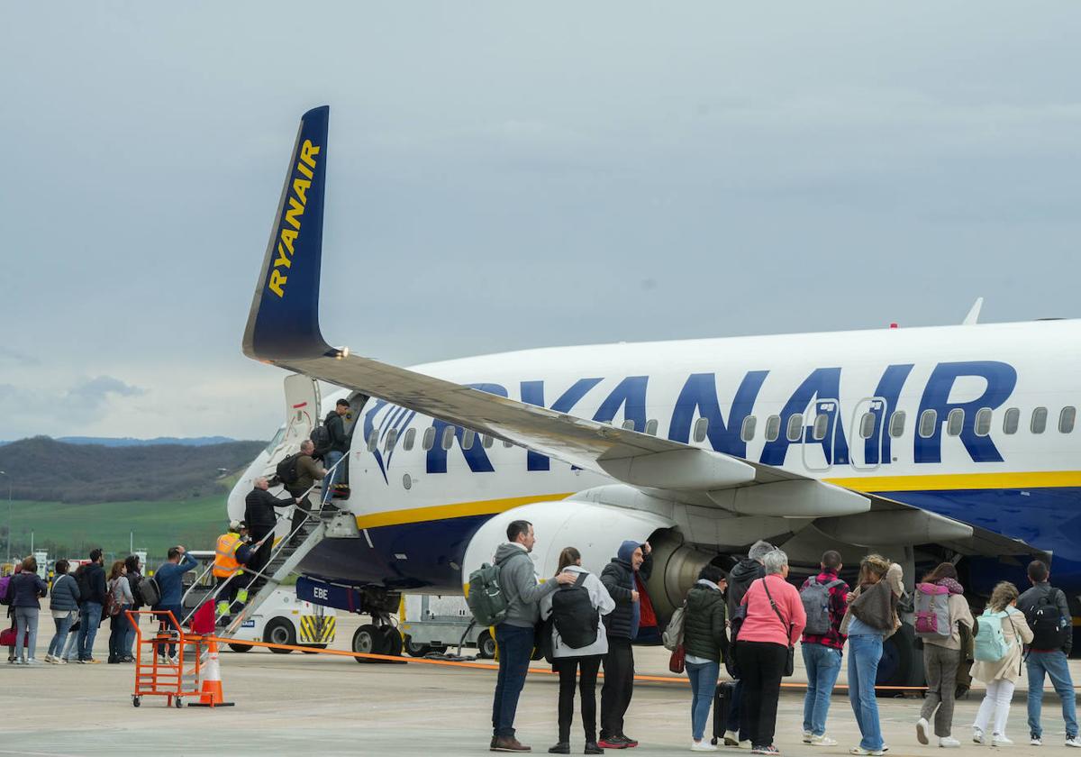 Facua lanza una plataforma para denunciar el cobro ilegal de equipaje de mano en aerolíneas 'low cost'