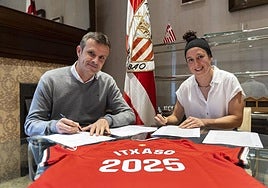 El presidente Jon Uriarte posa este lunes con la jugadora.