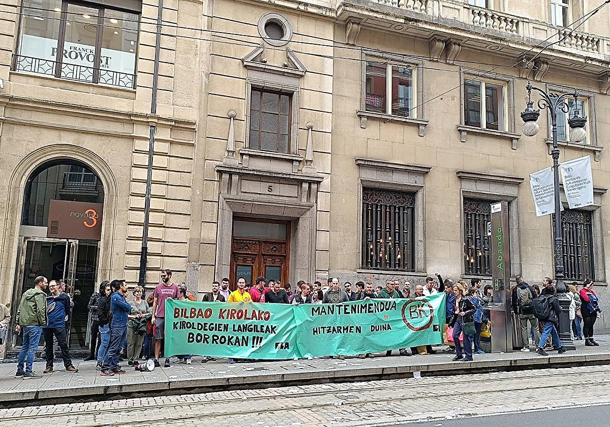 Trabajadores del sector de campos deportivos de Bizkaia en una manifestación frente a la sede de Bilbao Kirolak.