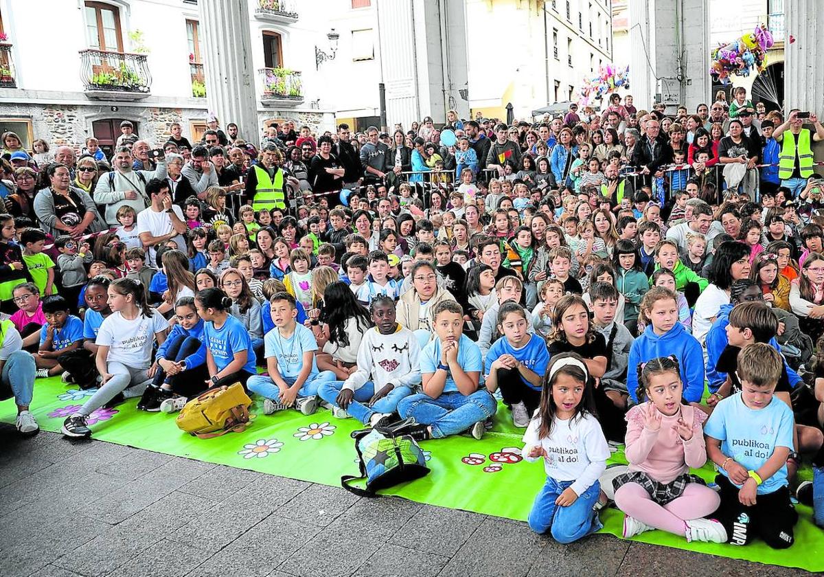 Centenares de menores se reunieron en la fiesta por una escuela pública vasca de calidad.