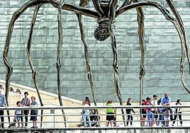 Varios visitantes pasean por el muelle que va a ser renovado.