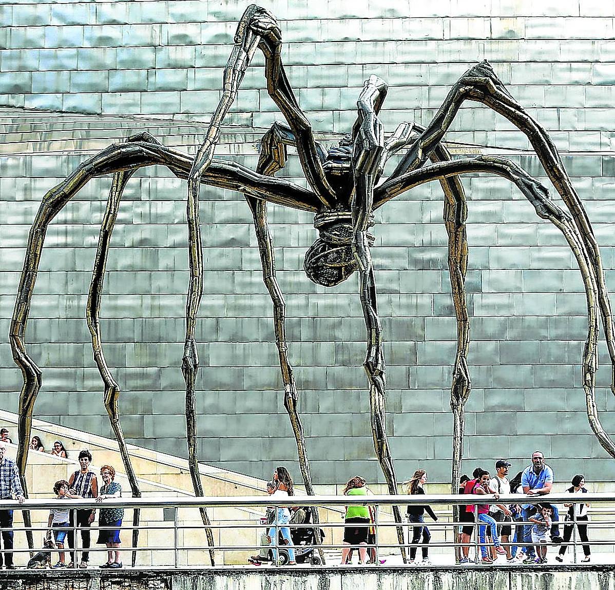 Varios visitantes pasean por el muelle que va a ser renovado.