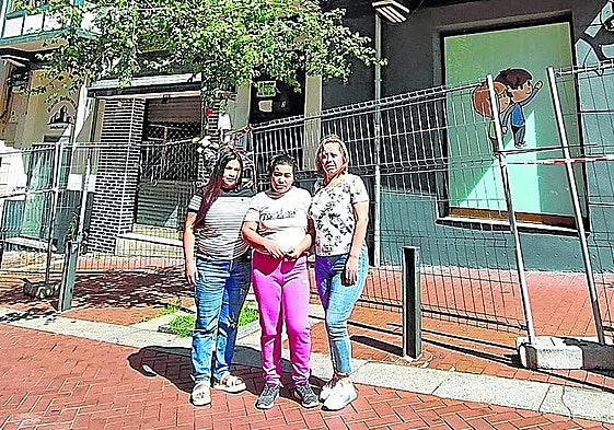 Mayumi, María José y Carol, frente al edificio incendiado en Barakaldo.