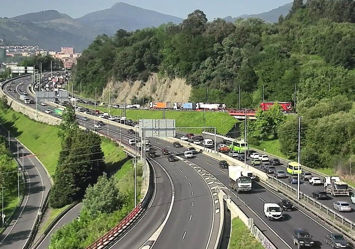 Normalidad en el Txorierri, La Avanzada y el puente de Rontegi tras el accidente que ha provocado grandes retenciones