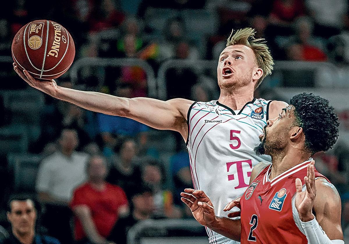 Frey deja una bandeja en el partido contra el Bamberg.