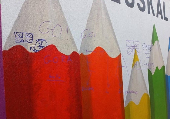Pintadas sobre el mural elaborado el pasado año en el centro.