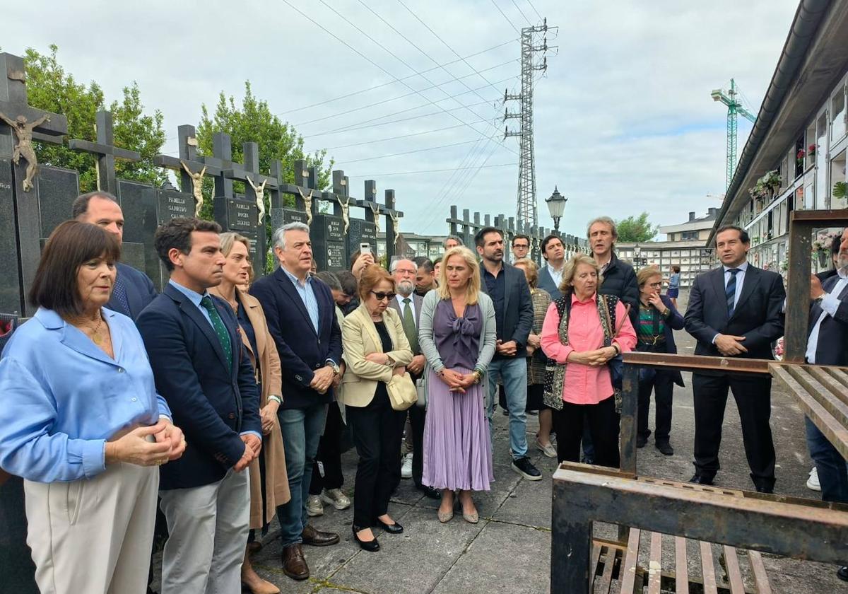 Numerosos dirigentes populares han acompañado a la familia en el homenaje celebrado en el cementerio.