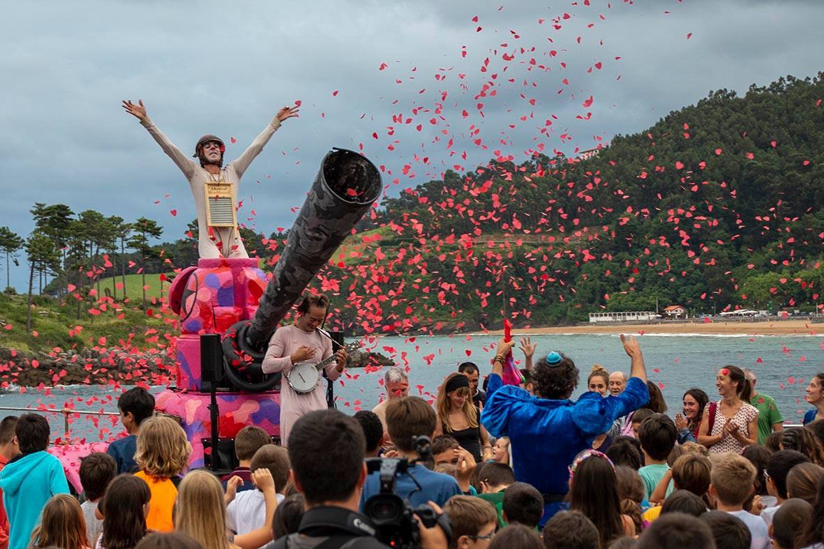 El Festival se celebra en buena parte de los espacios al aire libre de Lekeitio.