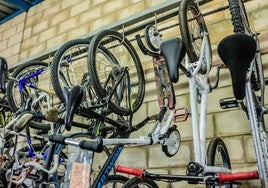 Bicicletas incautadas en el almacén de la Policía Local de Vitoria.