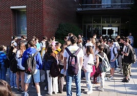 Alumnos cántabros esperan para acceder a las aulas en las que ha comenzado a celebrarse este miércoles la EBAU.