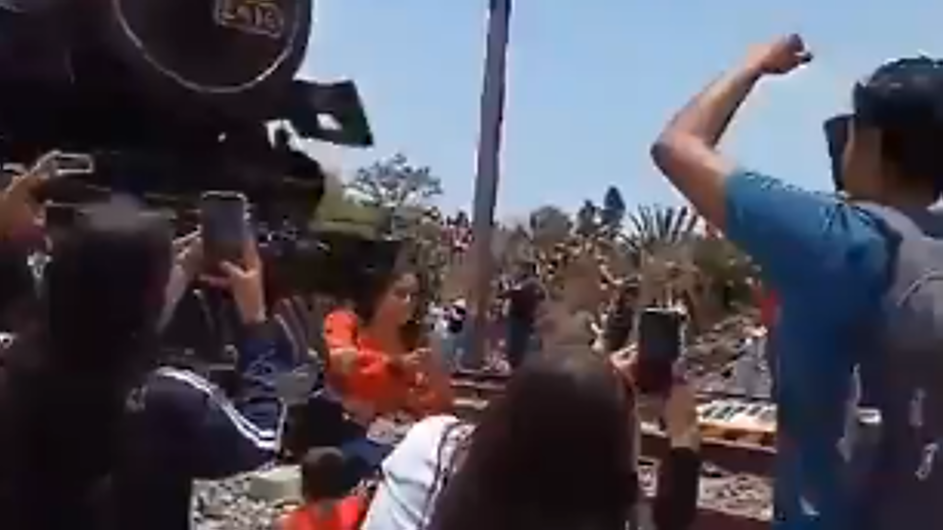 Muere una mujer arrollada por un tren en México mientras se hacía un ...