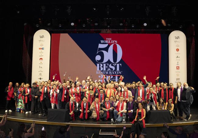 Foto de familia de todos los premiados en el 50 Best.