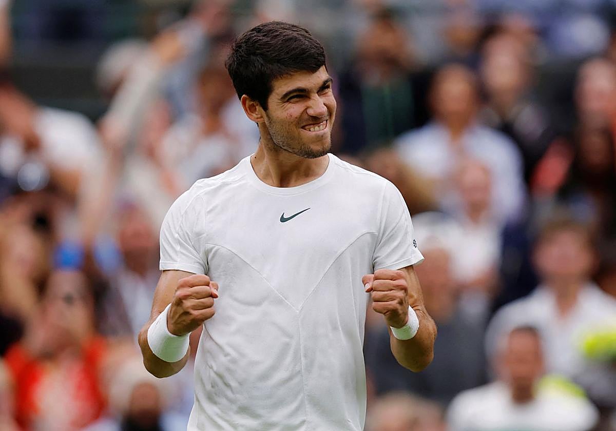 La divertida reacción de Carlos Alcaraz tras aparecer en una pregunta de la EBAU