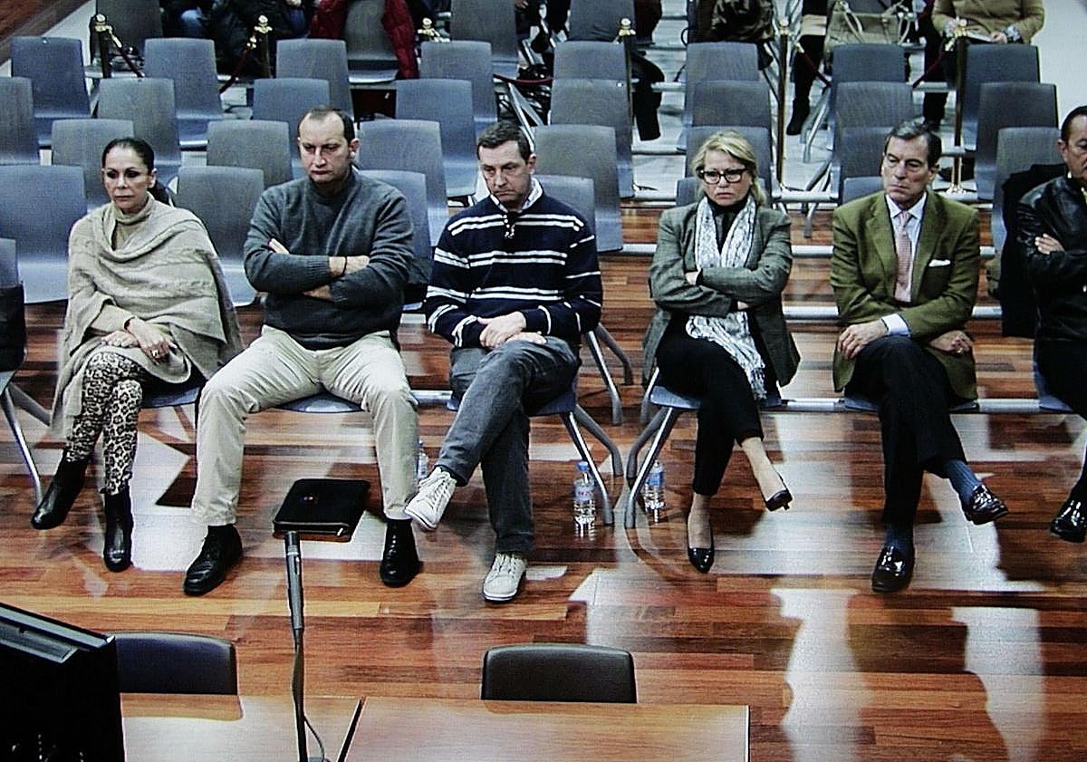 Imagen principal - En la imagen superior, Julián Muñoz, Mayte Zaldívar e Isabel Pantoja en el banquillo de los acusados en 2013; en la foto central, el exalcalde de Marbella con su predecedor en el cargo, Jesús Gil, en 2003: y en la imagen inferior, detenido en 2007.