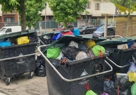 La basura se acumula en los contenedores de Legutio.