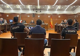Dos ertzainas custodian al acusado, en prisión preventiva desde junio de 2022.