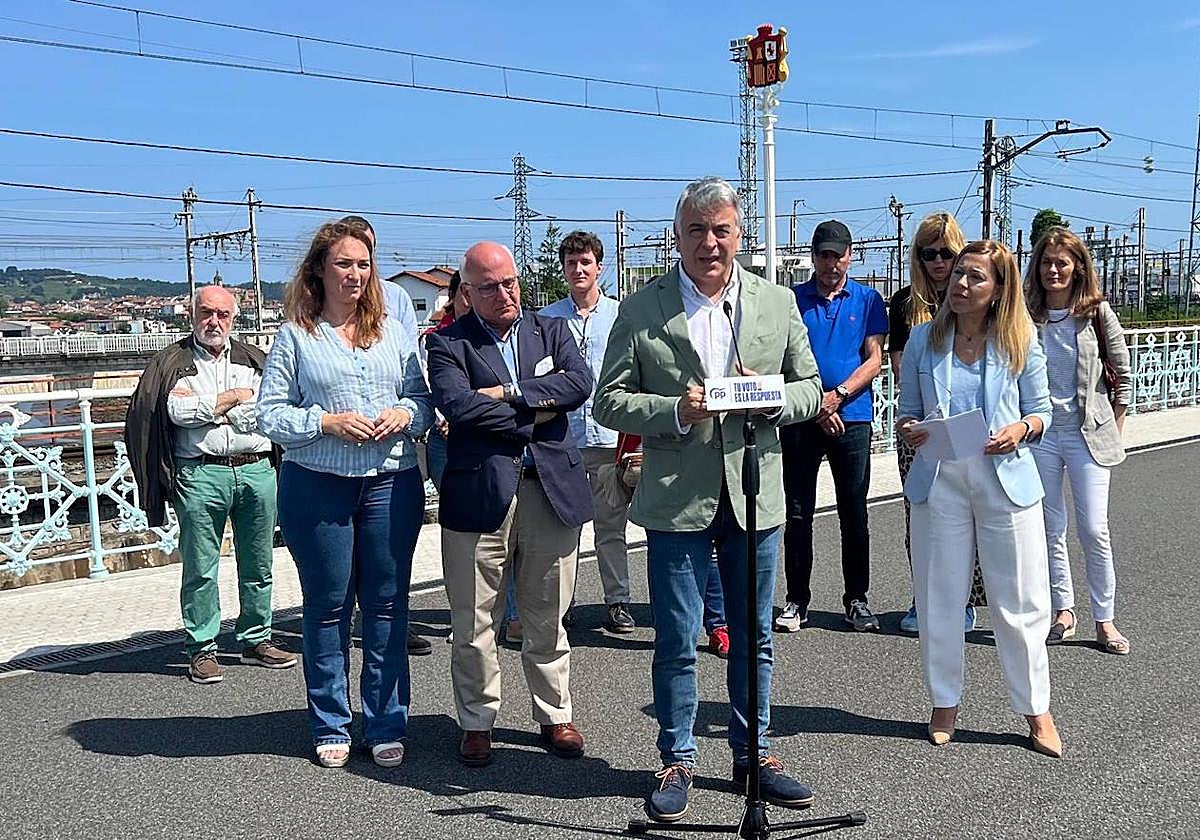 Javier de Andrés, con Javier Zarzalejos detrás, en el acto de campaña en Irun.