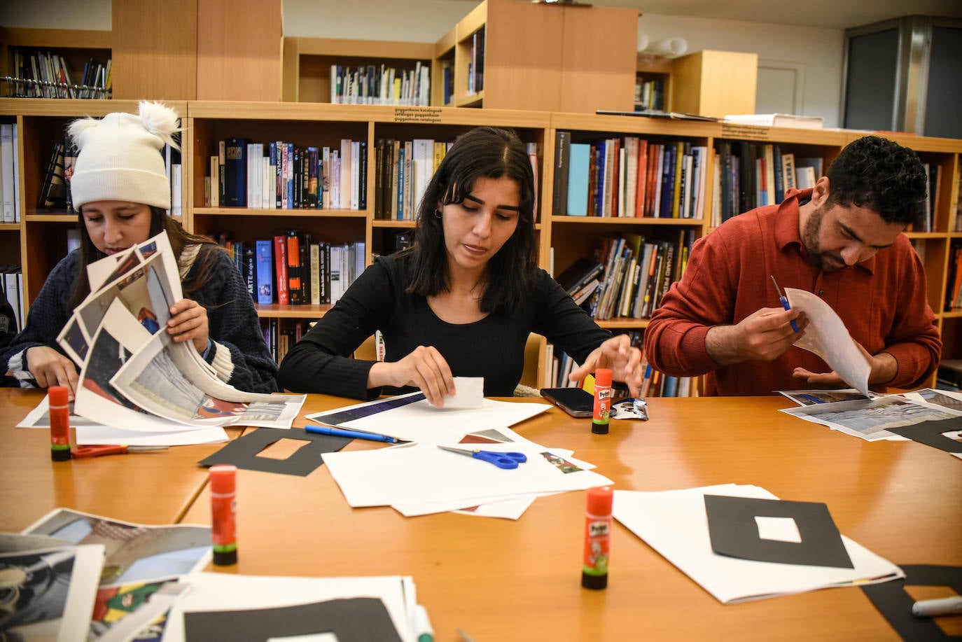 La atleta marroquí Chaymae Arrouf prepara su obra.