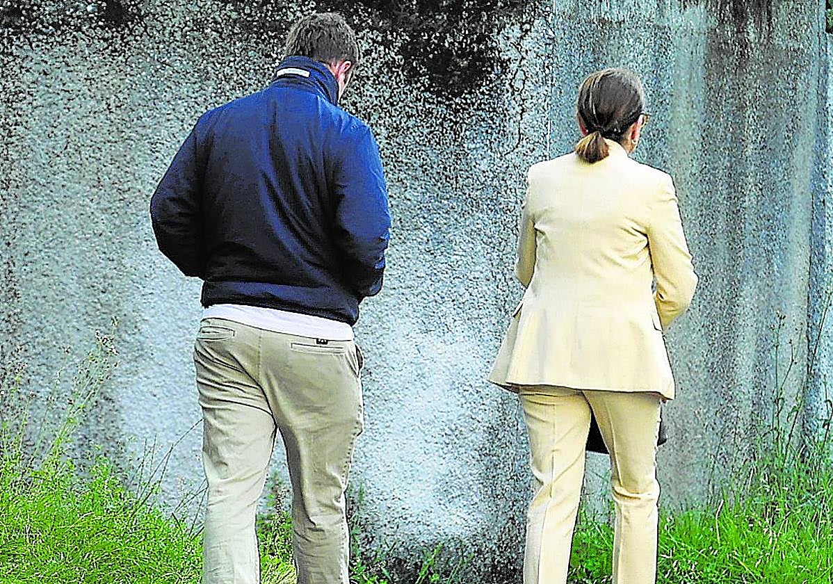 El profesor investigado y su abogada, ayer antes de entrar en el juzgado de Getxo.