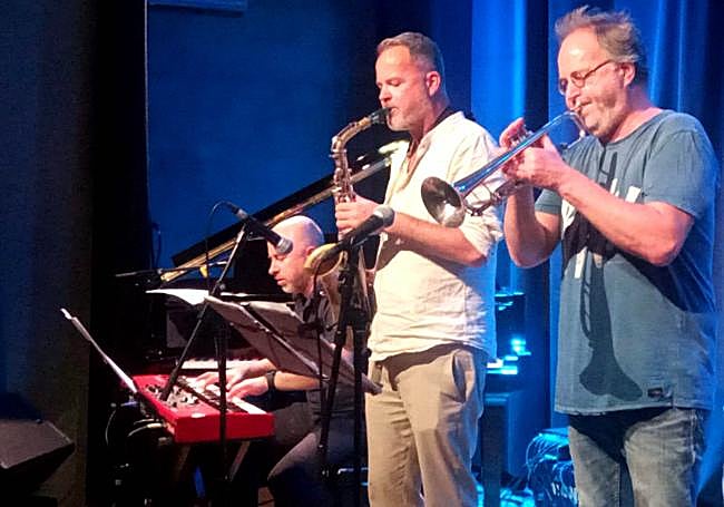 La trompeta y el saxo alto perfectamente asociados.