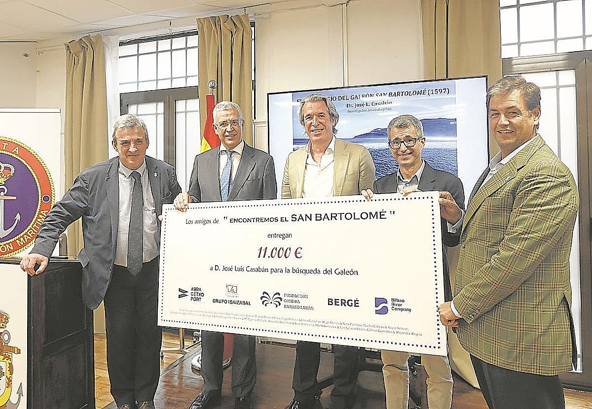 El arqueólogo José Luis Casabán, segundo por la derecha, en el momento de recibir el cheque.