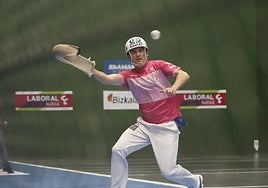 Erkiaga trata de alcanzar una pelota en el ancho del frontón Deportivo