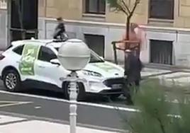 Un pensionista para con su bastón en San Sebastián un coche de Vox con el himno de España a todo volumen