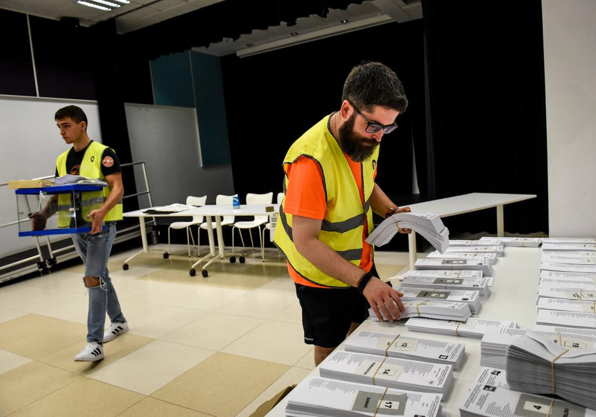 Instalación de un colegio electoral en Bilbao este viernes.