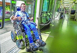 Adrián Ruiz de Azúa viaja a diario desde Salburua al instituto Egibide-Arriaga en tranvía.