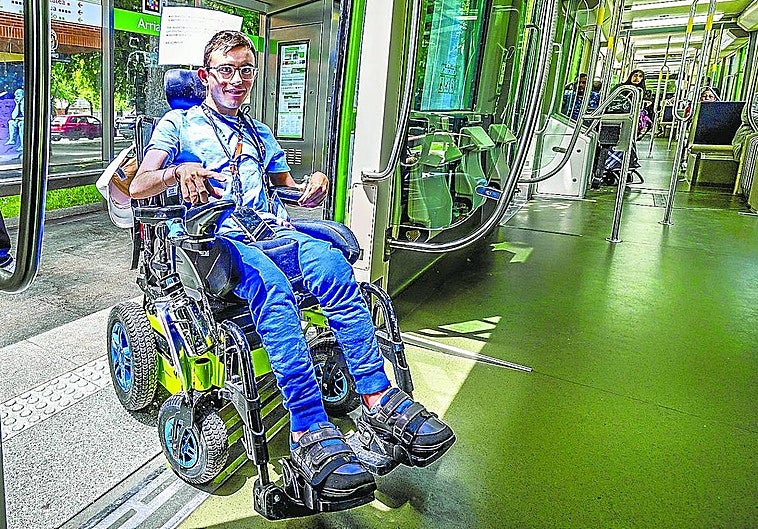 Adrián Ruiz de Azúa viaja a diario desde Salburua al instituto Egibide-Arriaga en tranvía.