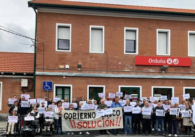 Protesta de usuarios de Renfe el pasado lunes en Orduña.