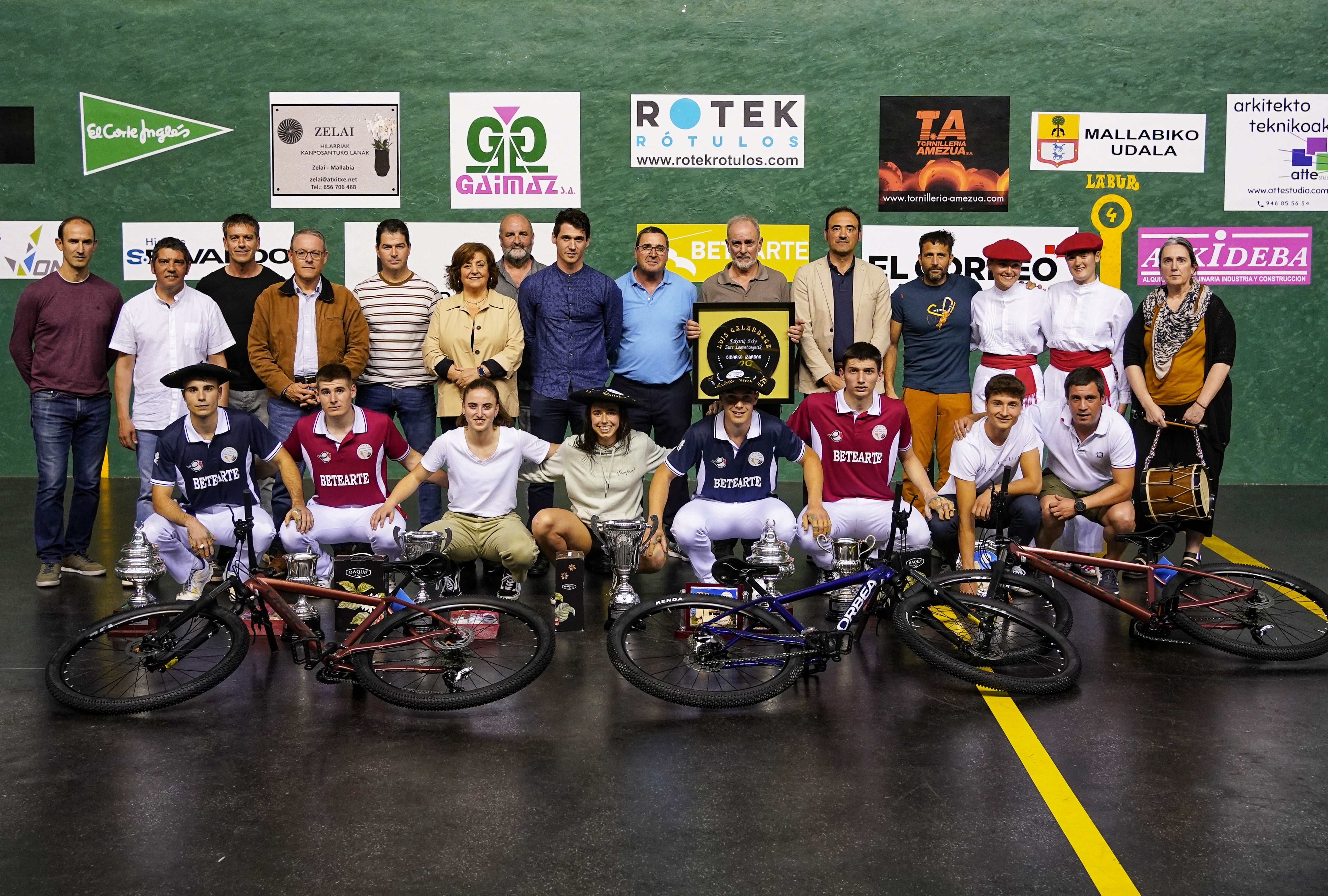 Pelotaris, representantes institucionales y patrocinadores tras la entrega de premios.