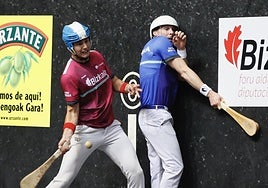 Maldonado golpea la pelota con la derecha con Gaubeka junto a la pared.