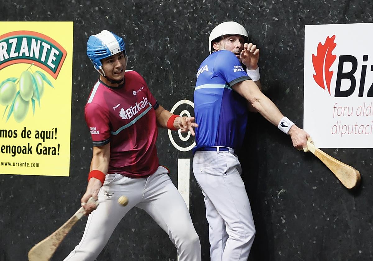 Maldonado golpea la pelota con la derecha con Gaubeka junto a la pared.