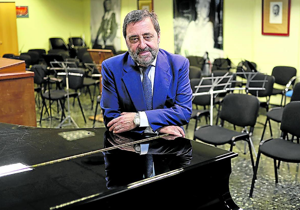 Juan Carlos Matellanes, junto al piano en una sala de la sede de la ABAO.