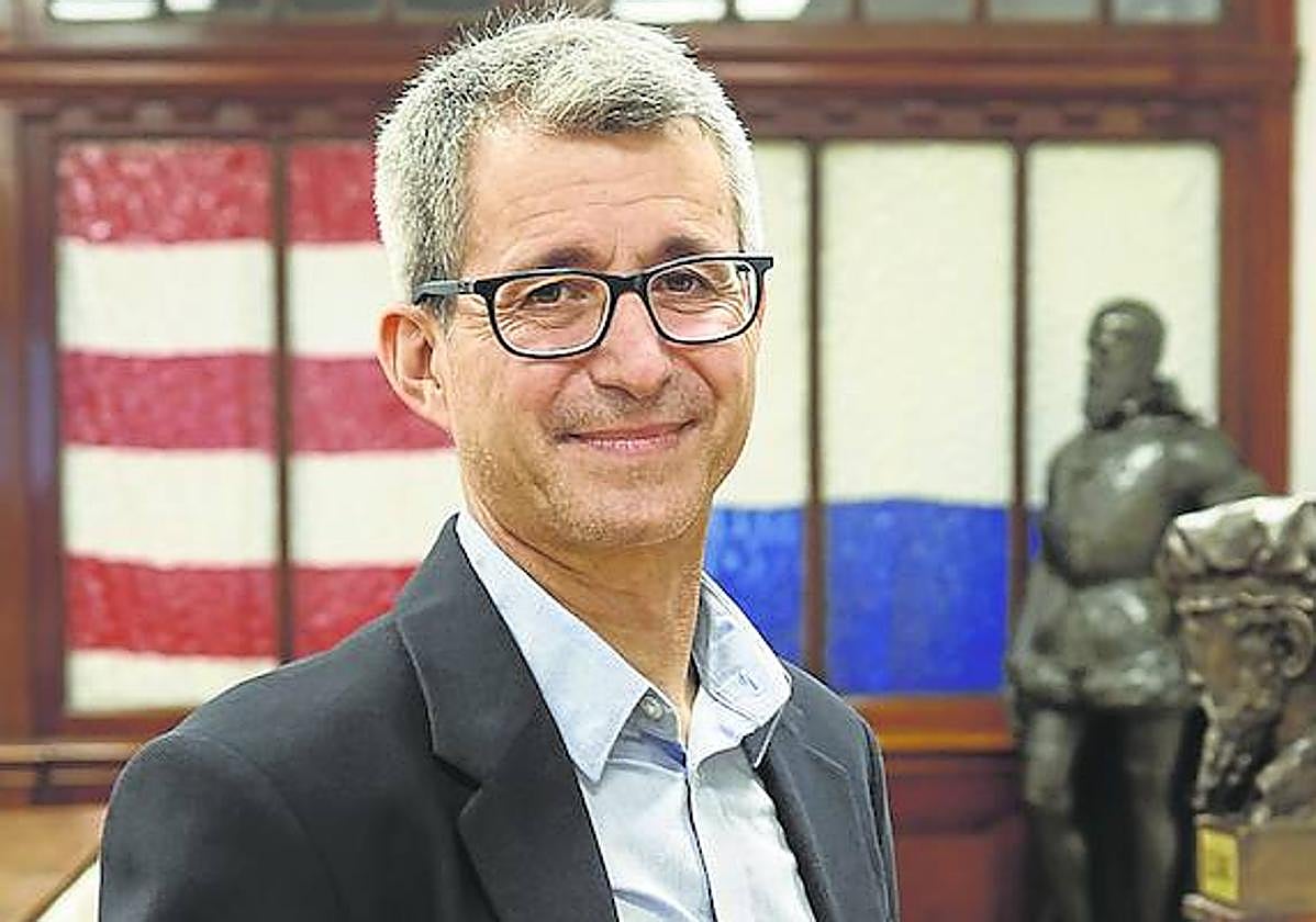 José Luis Casabán sonríe en la Comandancia de Marina de Bilbao.